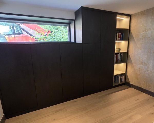 Meuble de bureau avec étagères, rangements et système d'éclairage intégré