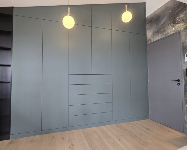 Rangement sous rampant chambre avec ouvertures automatiques sans poignée